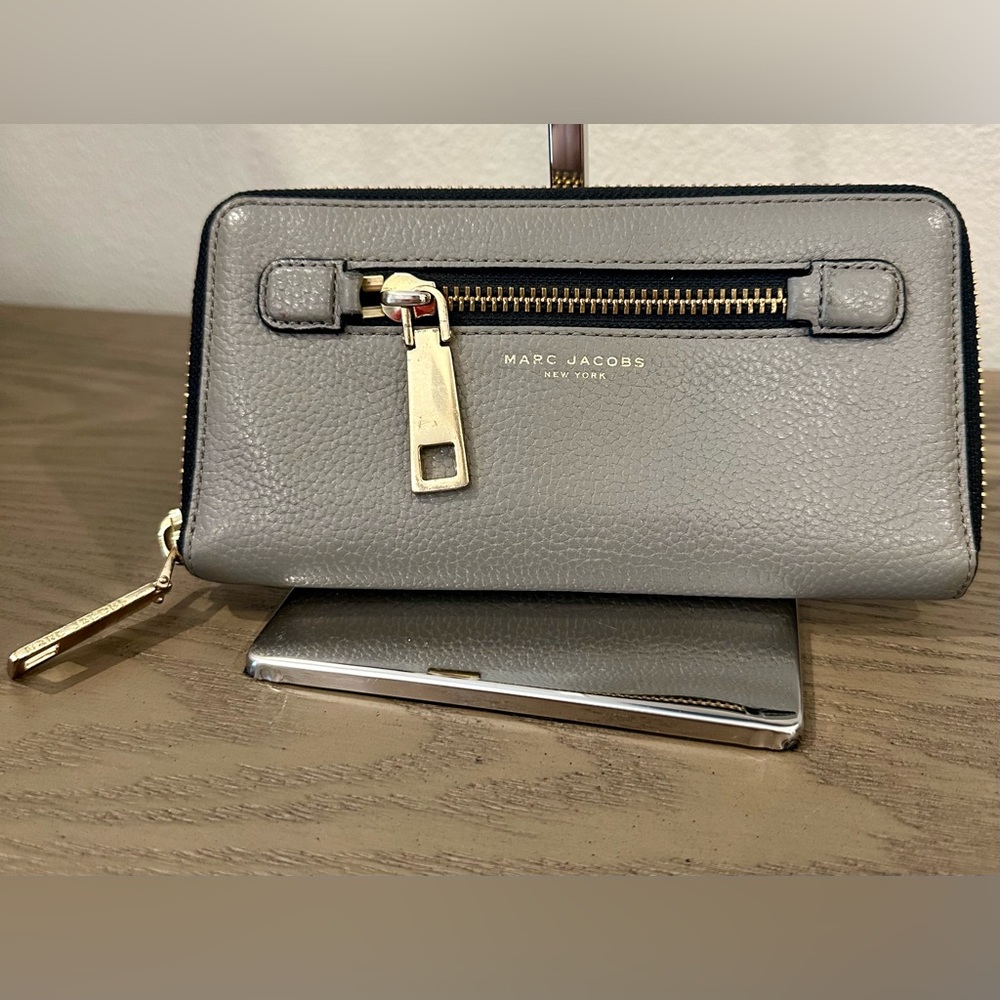 EUC Marc Jacobs Gotham Continental Standard Wallet - Grey